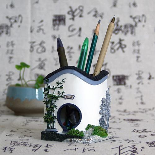 【中式园林笔筒】以中国民居建筑艺术为主要设计元素,与现代生活用品